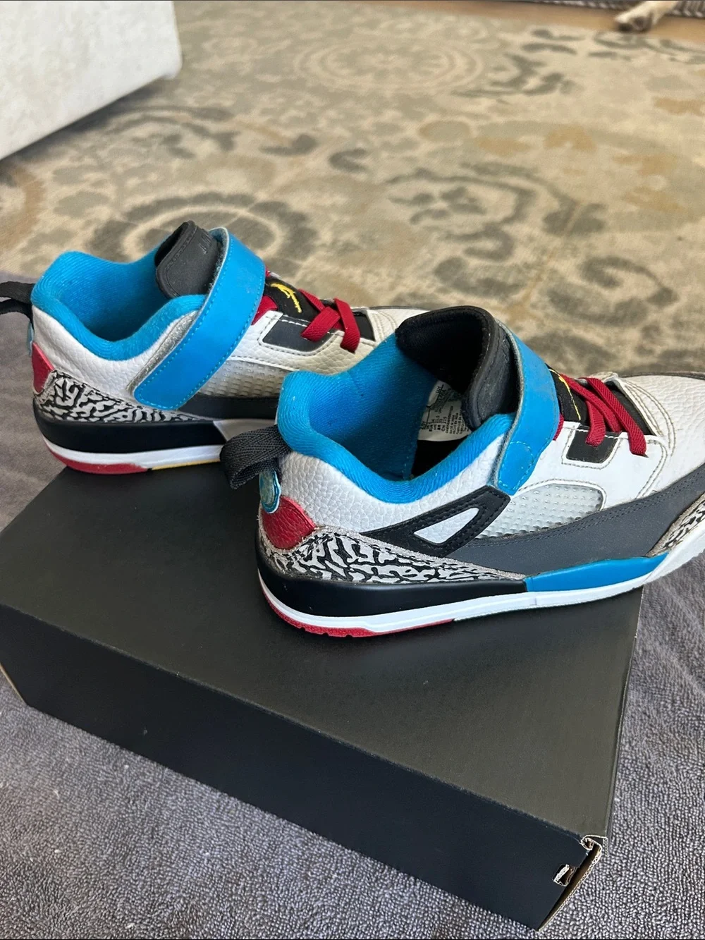 Jordan Boys’ Spizike Low SE in size 2.5 in White, Blue, Red, Black